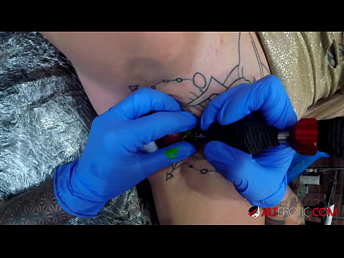 ❤️ Sully Savage ea nang le li-tattoo tse chesang haholo o ile a fumana tattoo clitoris ea hae ️ ❤
